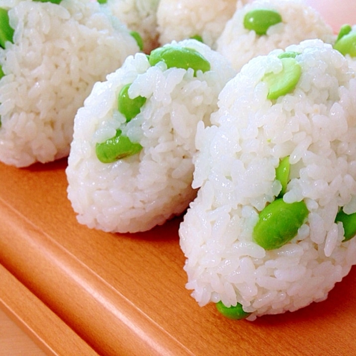 子供も大好き 枝豆ごはんのおにぎり レシピ 作り方 By Naokoji0912 楽天レシピ 子供も大好き 枝豆ごはんのおにぎり レシピ 作り方 By Naokoji0912 楽天レシピ